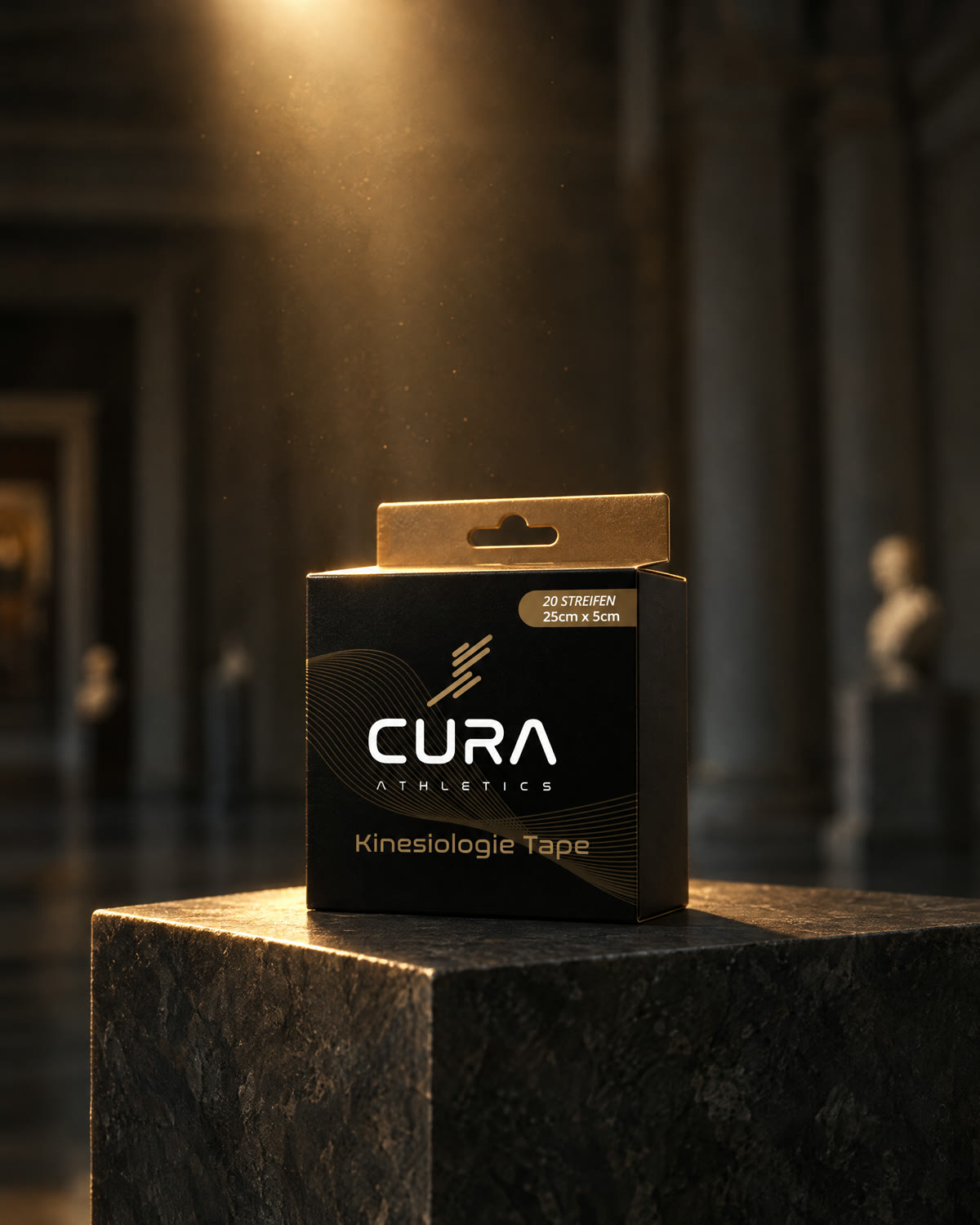 Die mattschwarze Cura-Athletics-Box mit goldenem Logo auf einem Sockel, im Licht eines Museums.