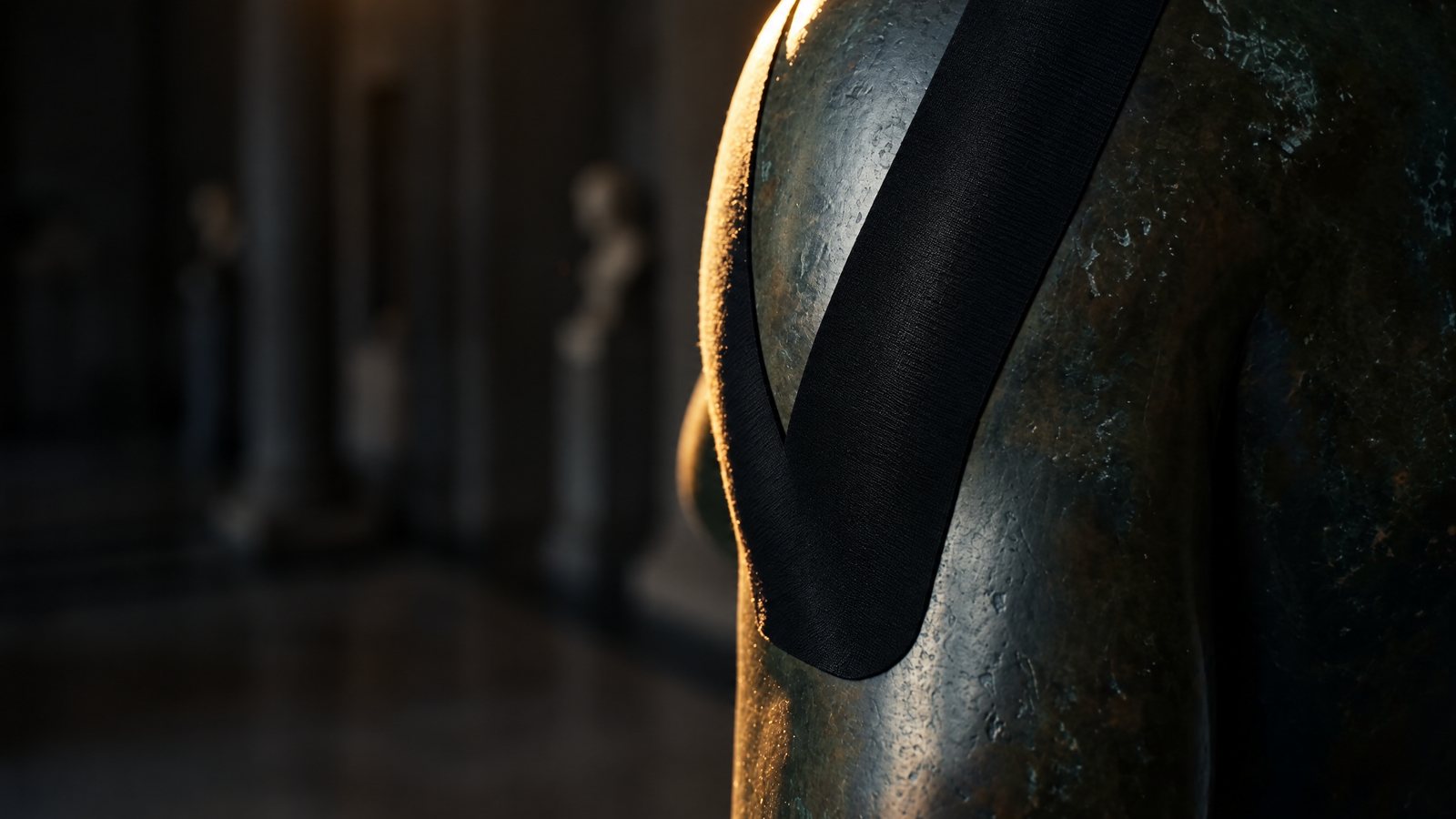 Nahaufnahme: feines, seidiges Rayon-Gewebe eines schwarzen Tapes auf einer Bronzeskulptur im goldenen Museumslicht.